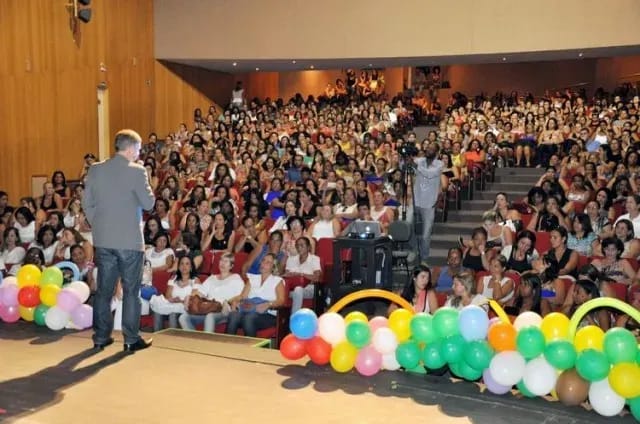 Erik Penna no palco durante a Semana da Educação em Campos dos Goytacazes-RJ